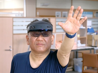 入居者が最新のVR機器を体験している様子。介護施設でのレクリエーション活動。